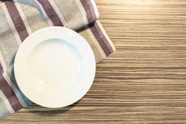 Beyaz plaka üzerinde bir masa örtüsü