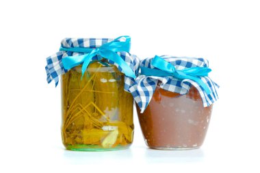 Beyaz arka plan üzerinde izole cam kavanozlarda konserve sebzeler