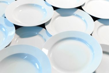 boş beyaz tabak yükseltilmiş görünümünü ahşap tablo