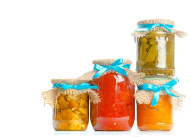 Beyaz arka plan üzerinde izole cam kavanozlarda konserve sebzeler