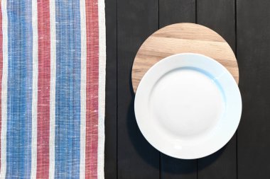 Beyaz plaka üzerinde bir masa örtüsü