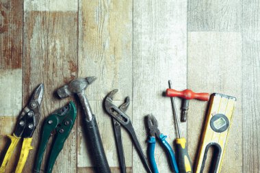 Ahşap rustik arka plan üzerinde çalışma araçları