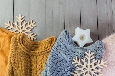 Ahşap bir masa üzerinde kazak örme yığını beyaz rahat