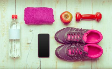 Ahşap masa üzerinde spor malzeme üstten görünüm