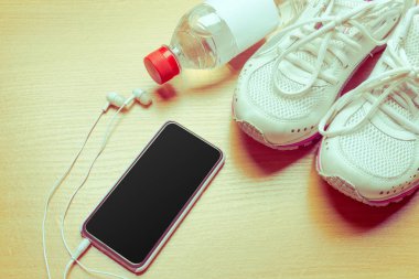 Ahşap masa üzerinde spor malzeme üstten görünüm