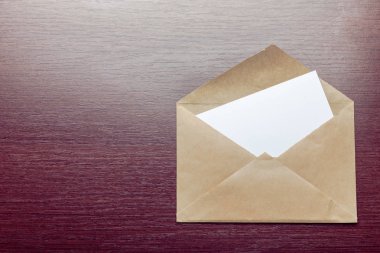 Ahşap arka plan üzerinde boş zarf fotoğrafı