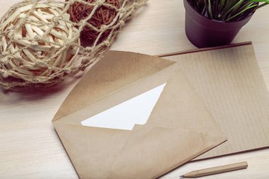 Ahşap arka plan üzerinde boş zarf fotoğrafı