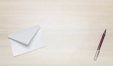 Ahşap arka plan üzerinde boş zarf fotoğrafı