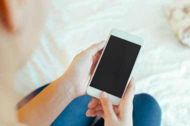 Modern cep telefonu elinde olan kadın 