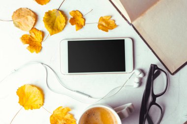 Üstten görünüm smartphone sahte şablon ile siyah ekran