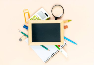 Küçük ahşap çerçeveli boş yazı tahtası üstten görünüm 