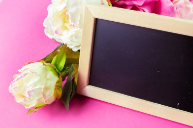 Küçük ahşap çerçeveli boş yazı tahtası tasarımınız için