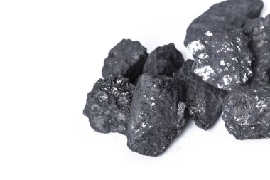 Beyaz doğal ahşap kömür göl kenarında