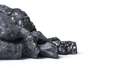 Beyaz doğal ahşap kömür göl kenarında