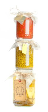 Beyaz arka plan üzerinde izole cam kavanozlarda konserve sebzeler