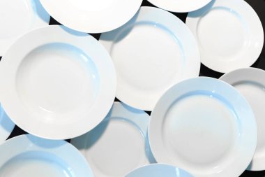 boş beyaz tabak yükseltilmiş görünümünü ahşap tablo