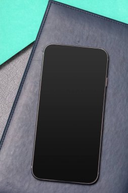 siyah akıllı telefon masada.