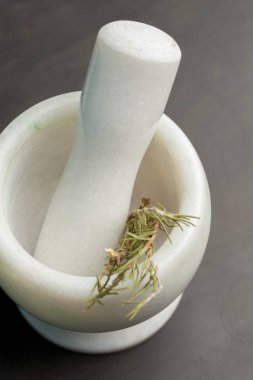 Seramik harç havaneli ve taze baharatlar ile 