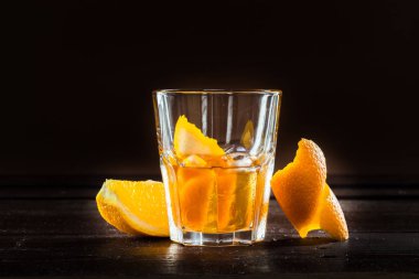 siyah arka plan üzerine tekila kokteyli