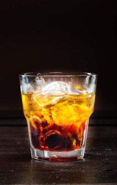 siyah arka plan üzerine tekila kokteyli