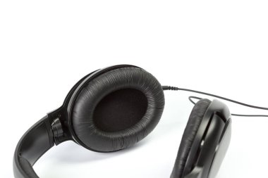 Siyah kulaklıklar beyaza izole edilmiş.