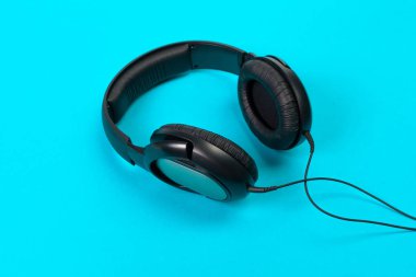 Mavi arkaplanda kulaklık