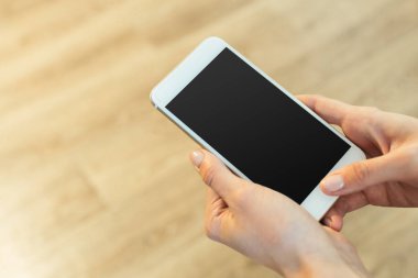 Modern cep telefonu elinde olan kadın 