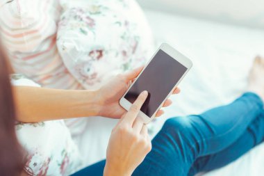 Modern cep telefonu elinde olan kadın 