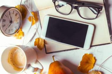 Üstten görünüm smartphone sahte şablon ile siyah ekran