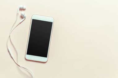 Üstten görünüm smartphone sahte şablon ile siyah ekran