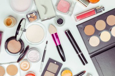 Fırçalar ve beyaz bir arka plan üzerinde izole kozmetik. Üstten Görünüm.