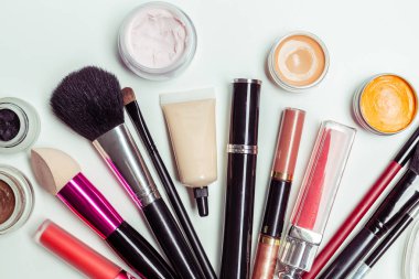 Fırçalar ve beyaz bir arka plan üzerinde izole kozmetik. Üstten Görünüm.