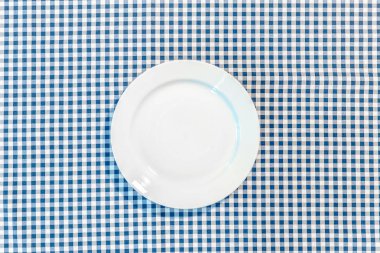 mavi piknik bez ve plaka içeren tablo