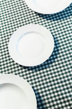 plaka yükseltilmiş görünümü damalı masa örtüsü '