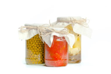 Beyaz arka plan üzerinde izole cam kavanozlarda konserve sebzeler