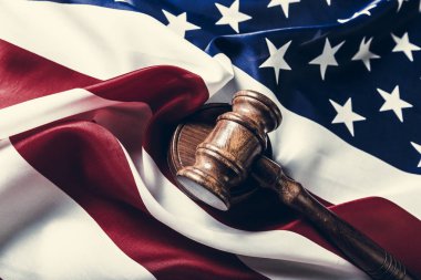 Tahta tokmak ve Amerikan bayrağı