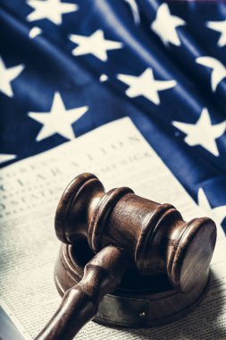 Tahta tokmak ve Amerikan bayrağı