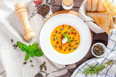 Beyaz tabakta balkabağı çorbası