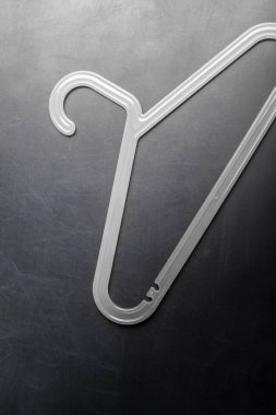 siyah arka plan üzerine gri askı