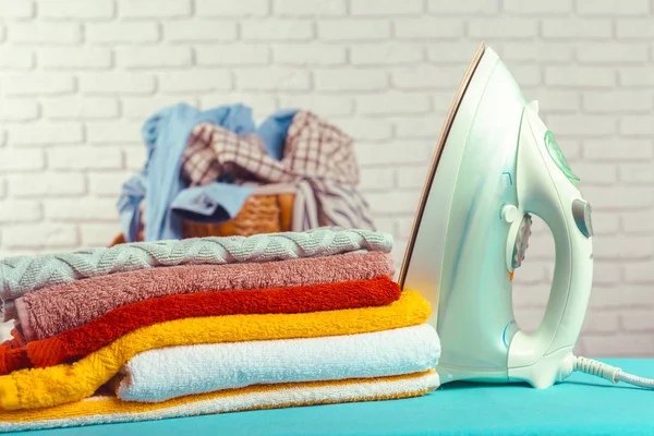 Hafif ev içi arka planda ütü tahtası