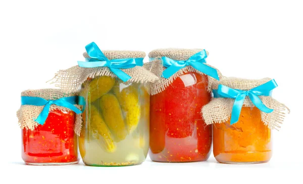 Beyaz arka plan üzerinde izole cam kavanozlarda konserve sebzeler