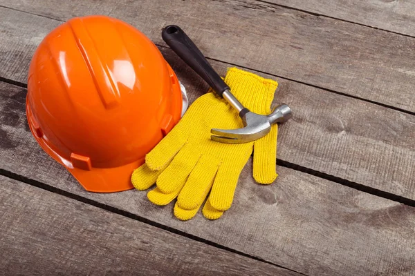 yükseltilmiş görünümünü işçisi ve eski deri eldiven