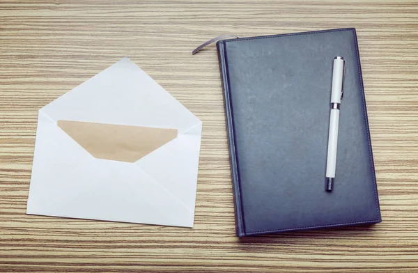 Ahşap arka plan üzerinde boş zarf fotoğrafı