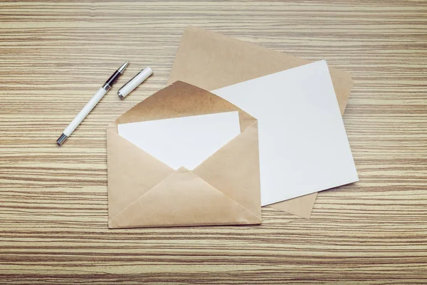 Ahşap arka plan üzerinde boş zarf fotoğrafı