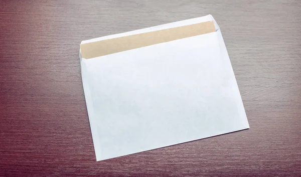 Ahşap arka plan üzerinde boş zarf fotoğrafı
