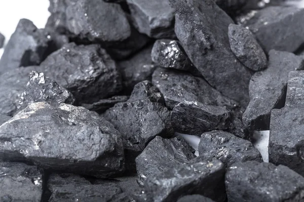 Beyaz doğal ahşap kömür göl kenarında