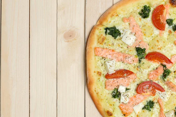 lezzetli İtalyan pizza tahta masada görev yaptı.