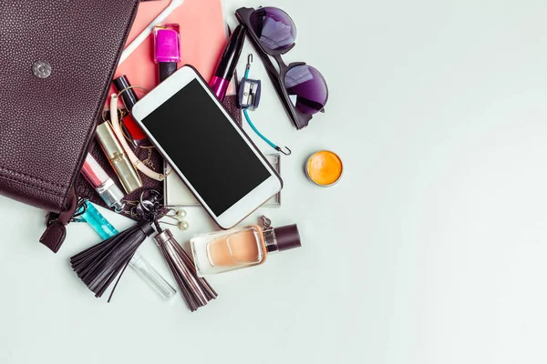 Fırçalar ve beyaz bir arka plan üzerinde izole kozmetik. Üstten Görünüm.