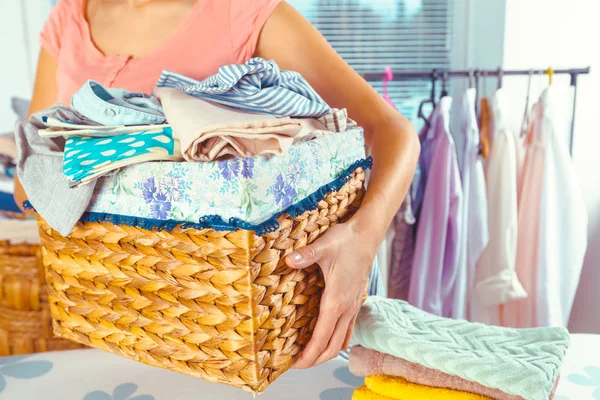Hausfrau Bringt Einen Riesigen Stapel Wäsche Aufs Bügelbrett — Stockfoto