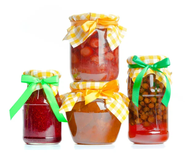 Cam kavanoz reçel beyaz arka plan üzerinde izole ile